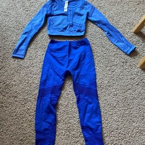 This is a fabletics workout set. It’s an XS and runs a bit small.